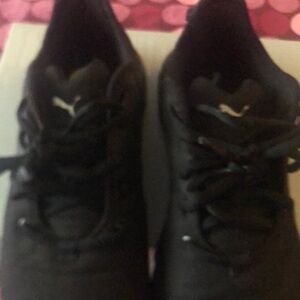 Black Puma sneakers, like new worn once, these sneakers are a size 8 in women sz